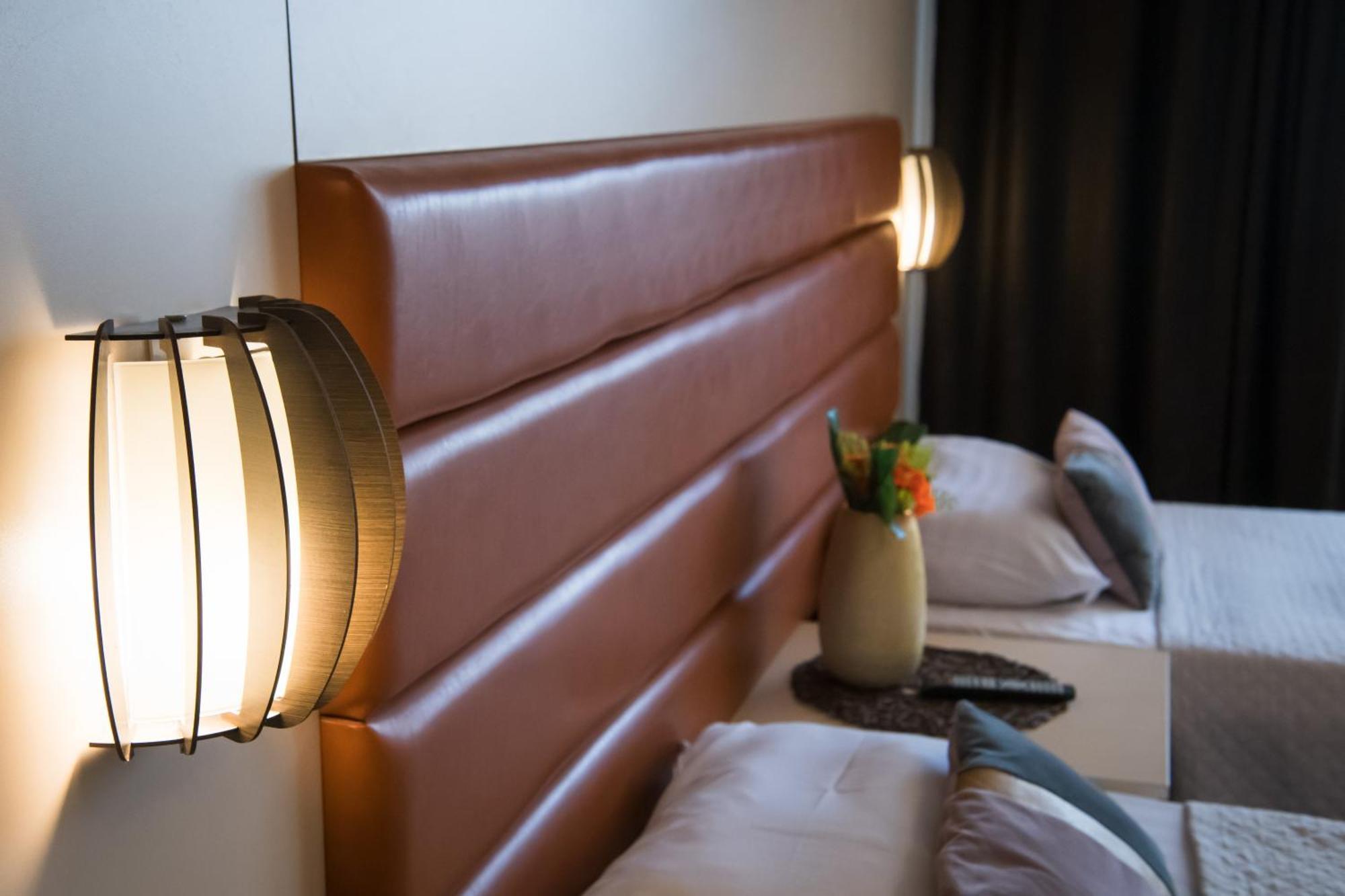 Mbi Travel Inn Craiova Exteriör bild
