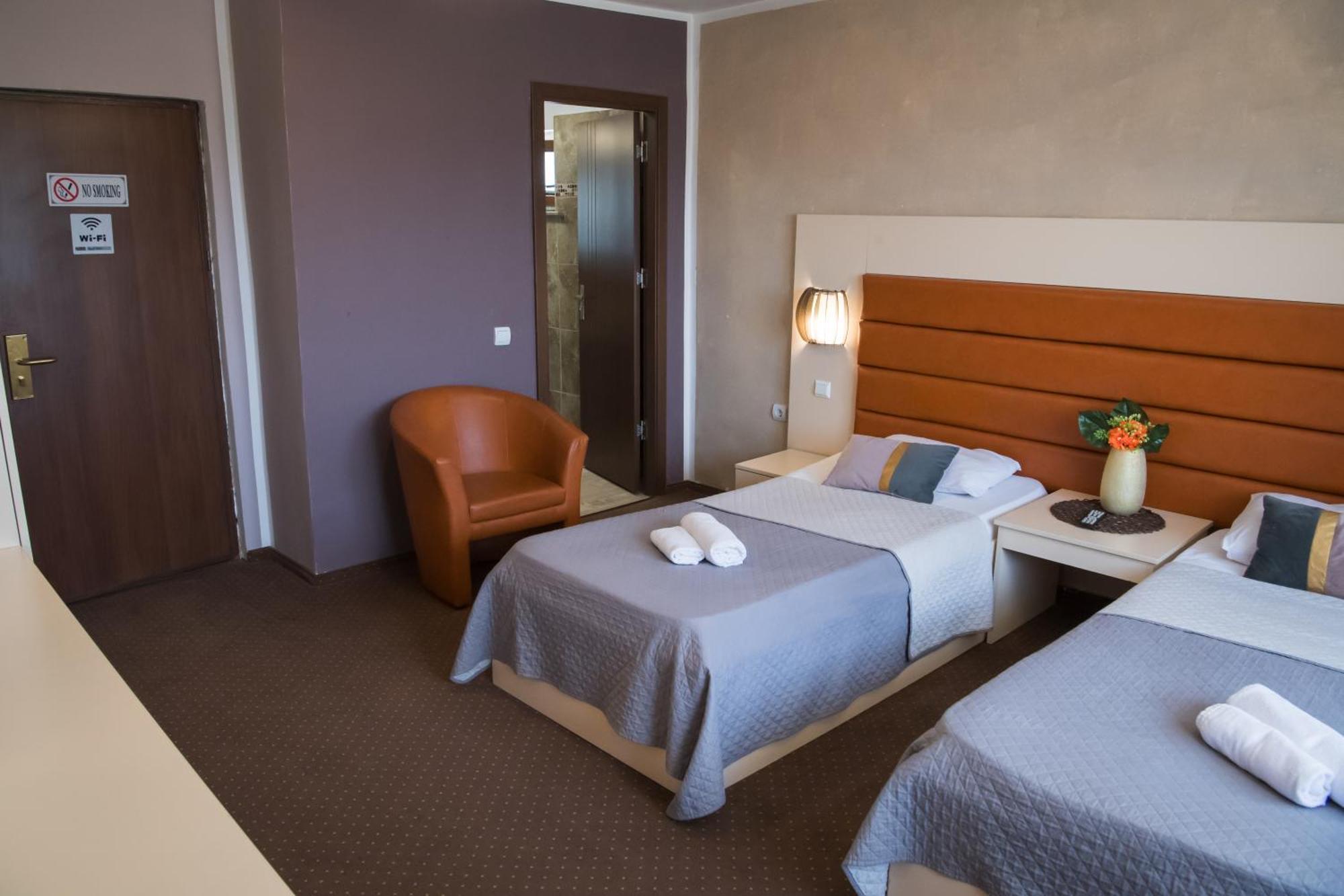 Mbi Travel Inn Craiova Exteriör bild