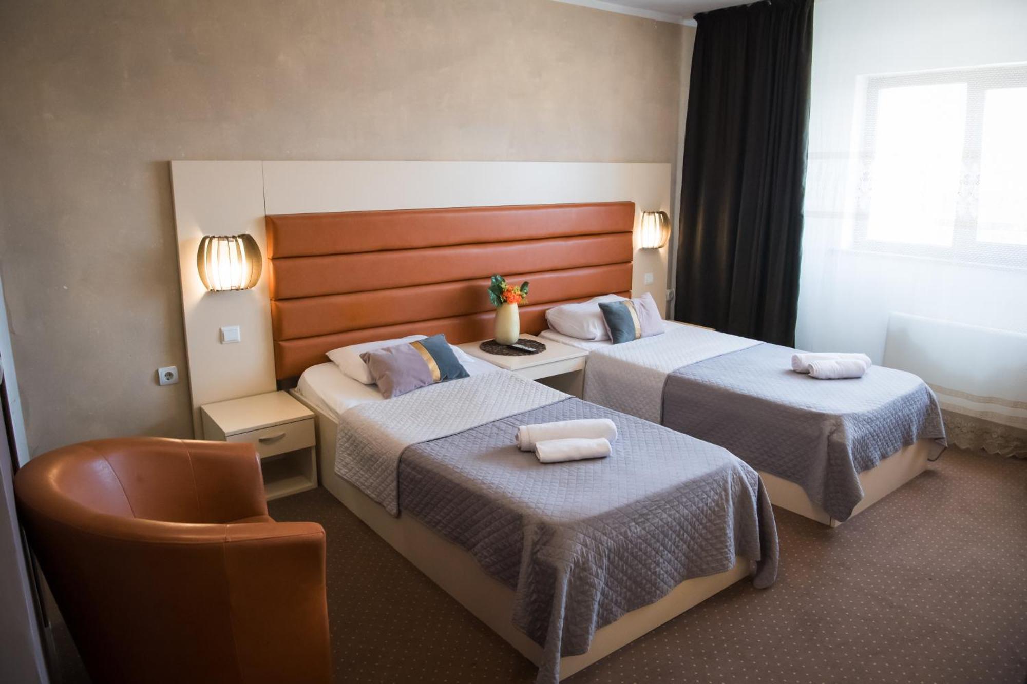 Mbi Travel Inn Craiova Exteriör bild