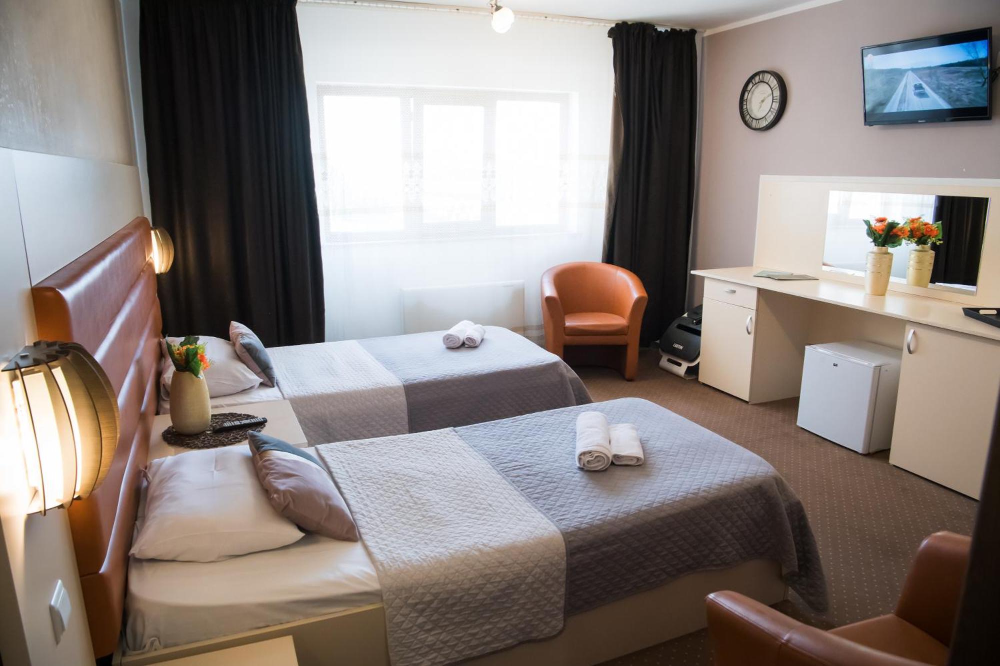 Mbi Travel Inn Craiova Exteriör bild