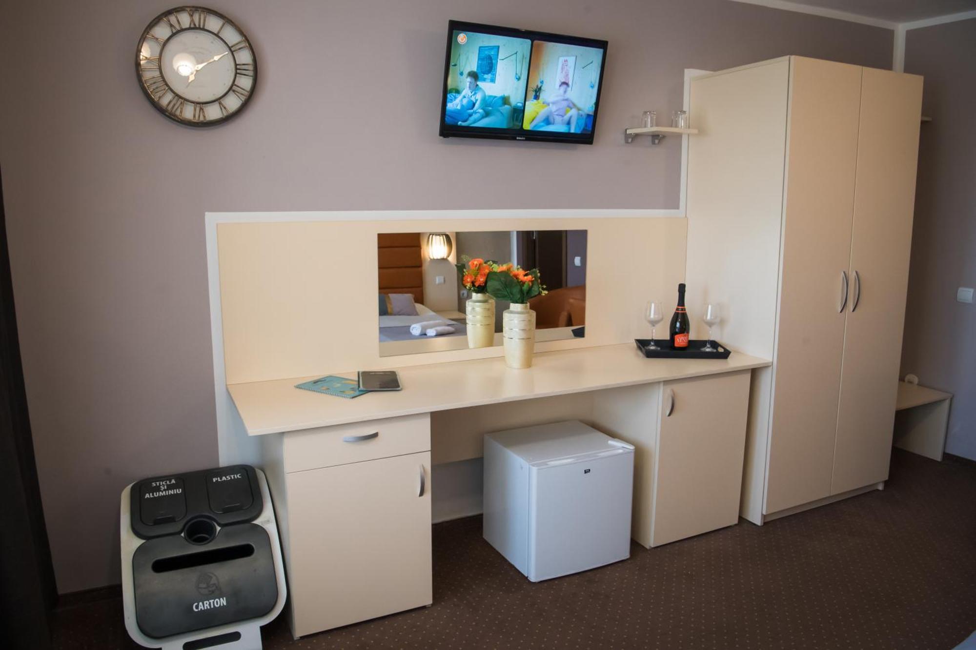 Mbi Travel Inn Craiova Exteriör bild
