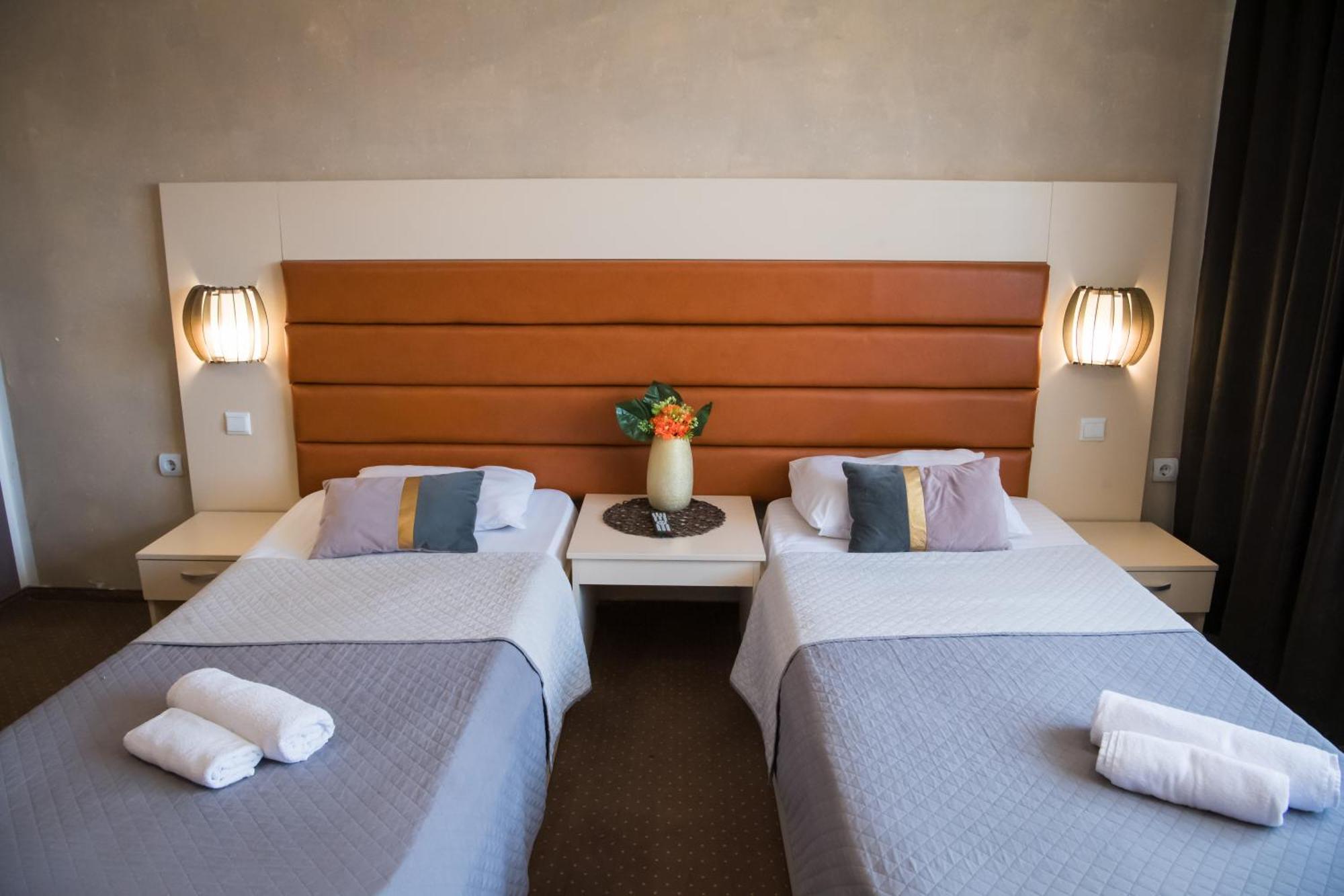 Mbi Travel Inn Craiova Exteriör bild