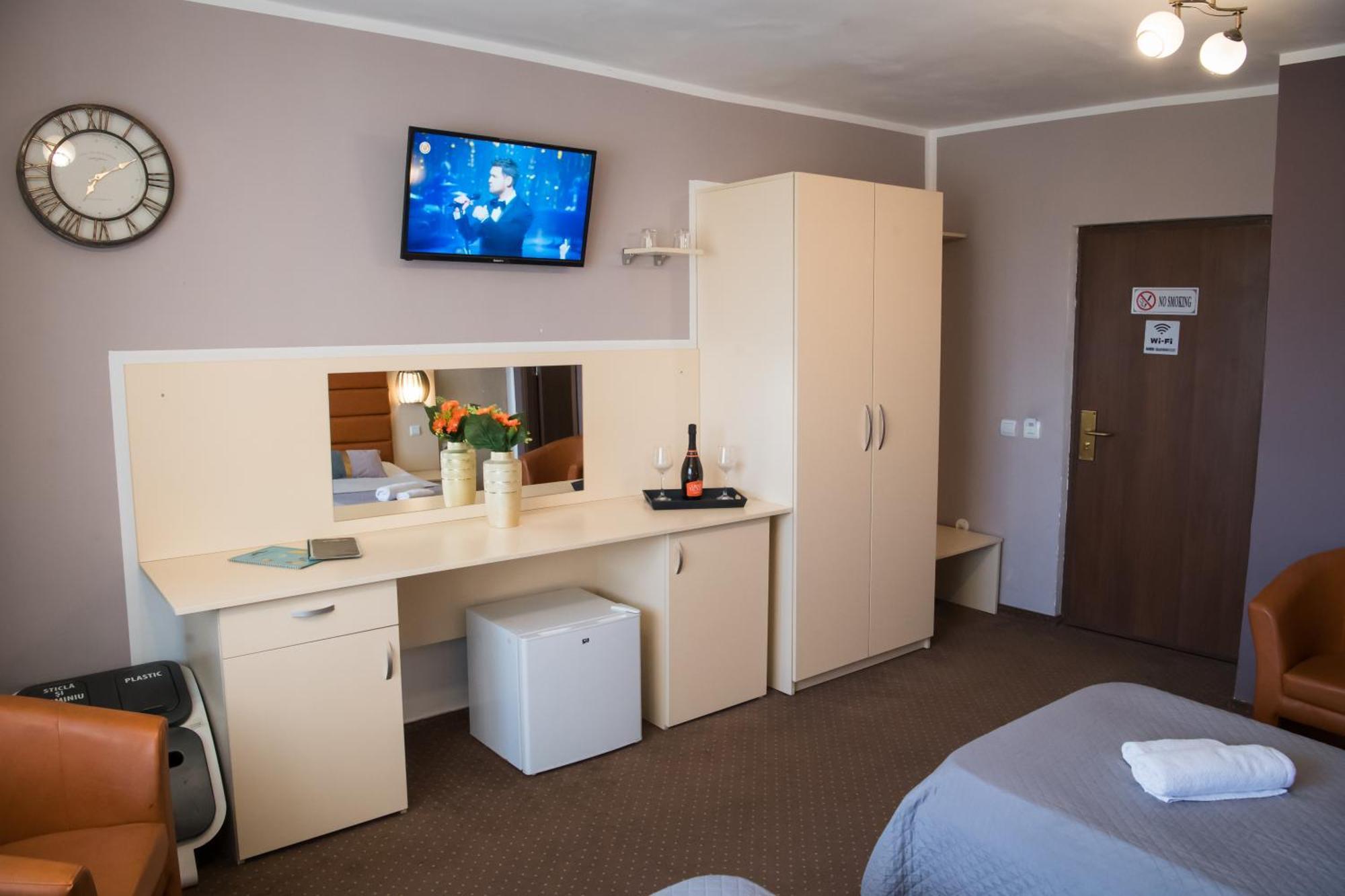 Mbi Travel Inn Craiova Exteriör bild