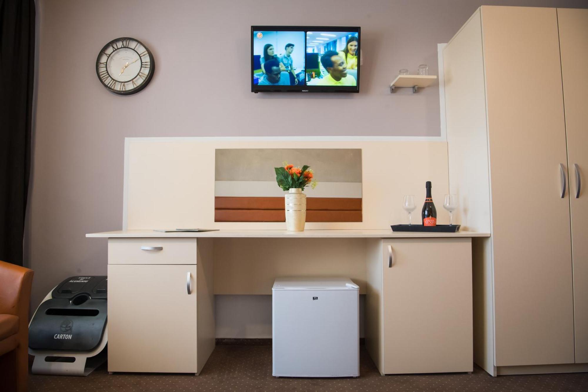 Mbi Travel Inn Craiova Exteriör bild