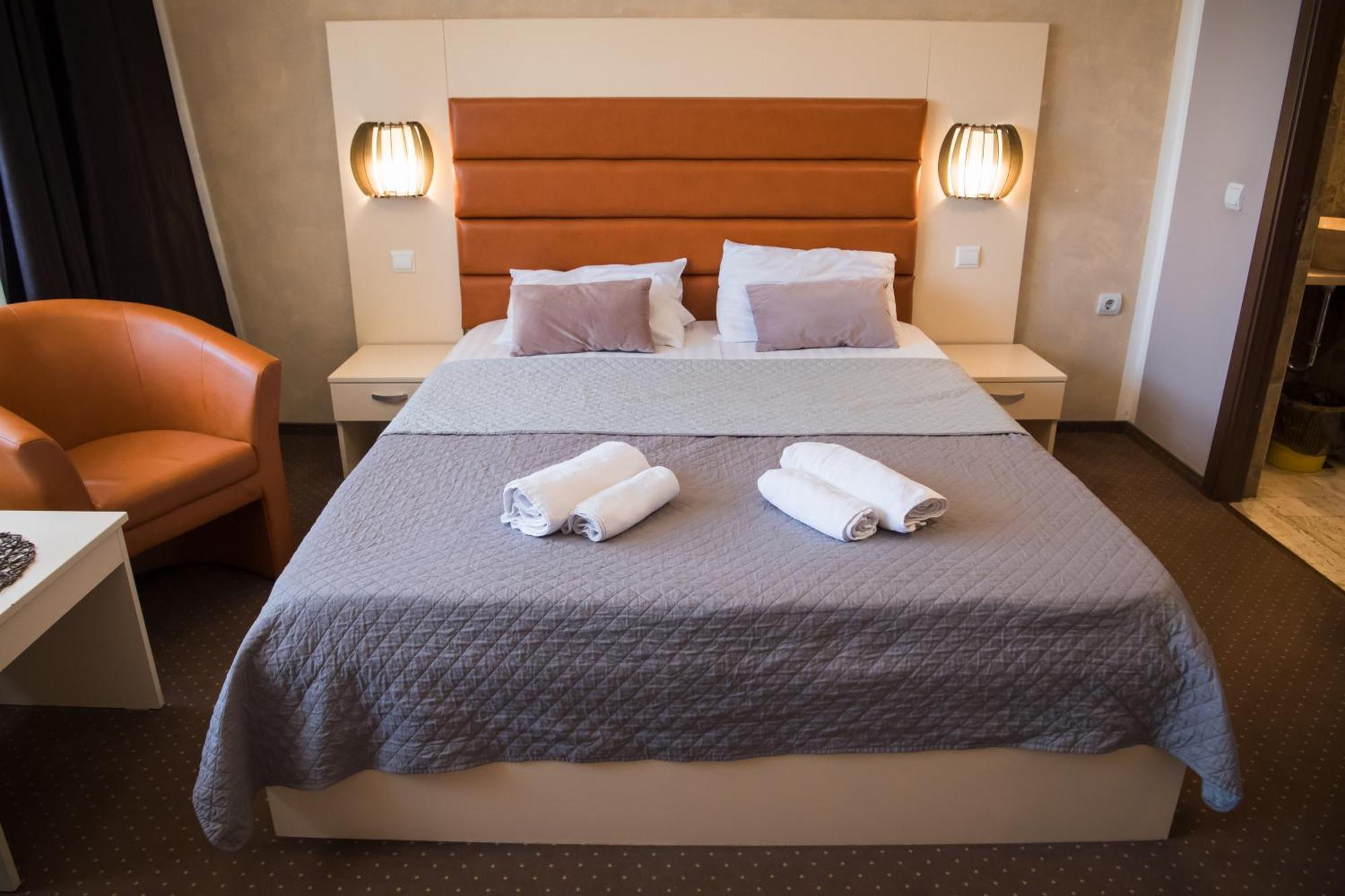 Mbi Travel Inn Craiova Exteriör bild