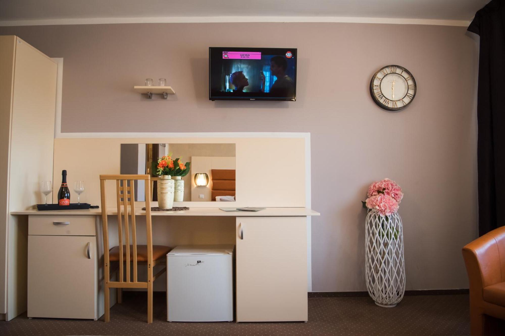 Mbi Travel Inn Craiova Exteriör bild